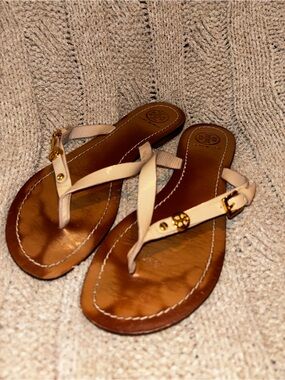 Tory Burch Cream Patent Leather Thong Sandals Gold Logo Size 8
